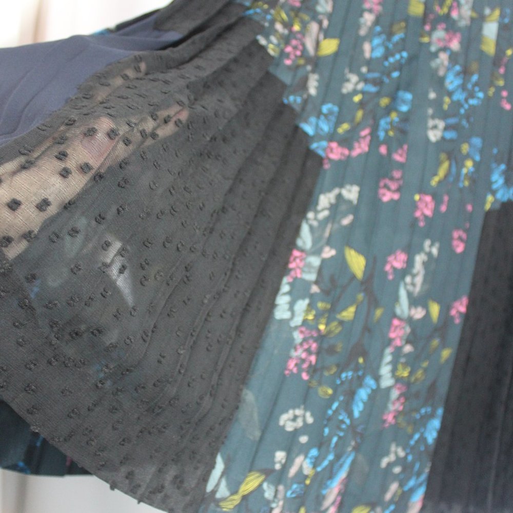 Banana Republic Pleated Skirt size 8 and 14 NWOT - Picture 5 of 8